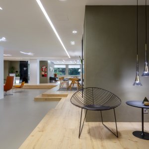 Sillón lounge Leaf de Arper junto a una mesa baja de 50 cm