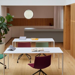 Sobre de madera en la mesa Nuur de Arper, añadido en 2024