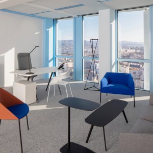 Otomana Saari de Arper como asiento adicional