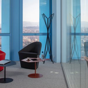 Dos sillones Colina dispuestos para conversar