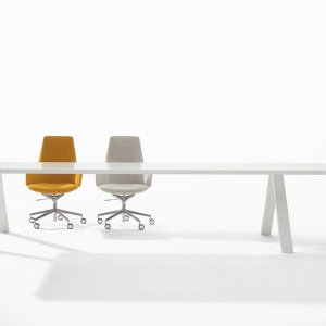 Mesa de sala de reuniones Cross de Arper en la sala de juntas