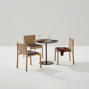 Kata Chair con carcasa tapizada y costuras