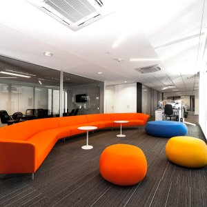 Sofá Loop de tres plazas en el lounge de un hotel