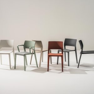 Silla Juno 02 de Arper en polipropileno verde salvia