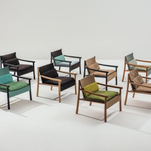 Kata Chair alrededor de una mesa colaborativa