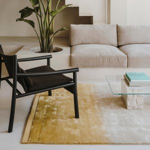 Kata Lounge junto a una mesa baja