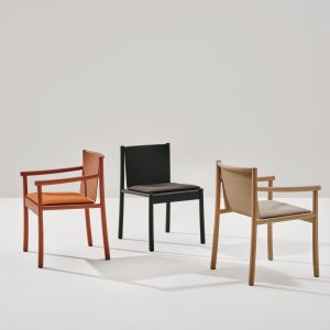 Kata Chair con brazos en la sala de espera