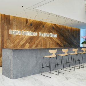 Base de cuatro patas de madera de la silla Saya de Arper
