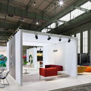 Sillas de diseño Leaf alrededor de una mesa de Compact HPL de Arper