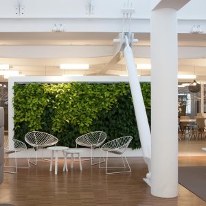 Silla Leaf de Arper frente a un escritorio de home office