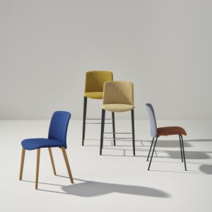Silla Mixu de Arper y Gensler sobre patas de roble macizo