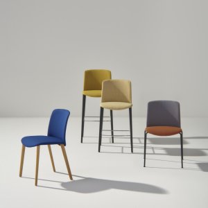 Silla de diseño Mixu de Arper con materiales distintos en asiento y respaldo en un comedor