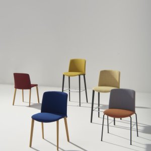 Silla de diseño Mixu totalmente tapizada de Arper en un lounge de hotel