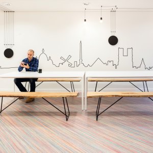 Home office con una mesa Nuur de Arper y un portátil
