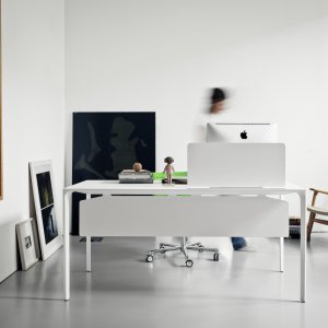 Laminado Fenix gris en el sobre de la mesa Nuur de Arper