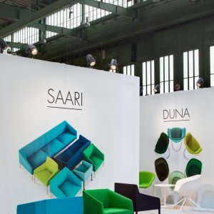 Zona lounge completa con la colección Saari de Arper