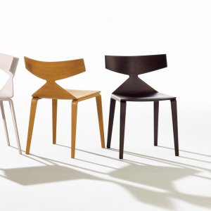 Silla de diseño Saya de Arper con carcasa de roble en un comedor