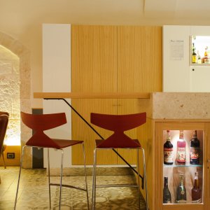 Restaurante equipado con sillas Saya de Arper