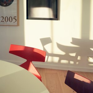Cojín de piel aplicado al asiento de una silla Saya de Arper