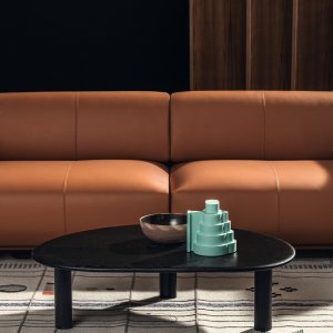 Combinación de tela y piel en una composición Shaal