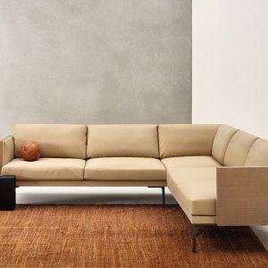 Steeve Lou de tres plazas en un lounge de contract