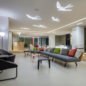 Sofá modular Zinta en una sala de estar
