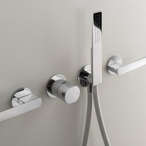 Grupo de tres orificios Ayla en acero inoxidable satinado sobre lavabo, Cea Design