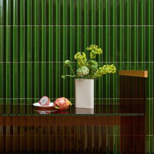 Pared de cerámica Rombini de Mutina con relieve vertical en una oficina