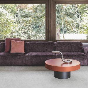 Sofá Cloud de Flexteam de 375 cm con tapicería clara en un salón
