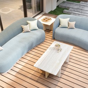 Versión en madera maciza de la mesa Ginza con sillas de madera y pared de listones