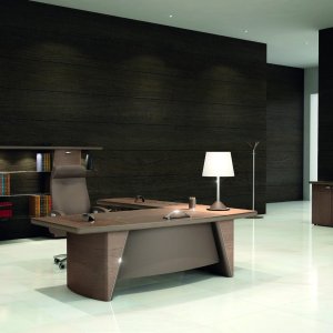 Hilo de luz chapado en oro de 24 quilates en el costado de una mesa iSixty Luxury