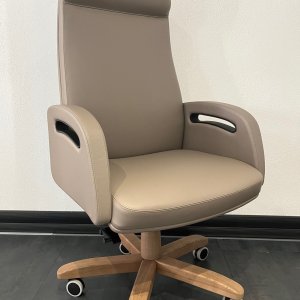 Sillón Diamond con hueco en el brazo junto a la mesa iSixty
