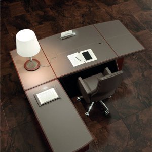 Mesa de dirección iSixty de Codutti, mundo Avantgarde en fresno corda y cuero tórtola