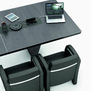 Mesa de reunión ovalada iSixty sobre semicolumnas de madera con hilo de luz cromado