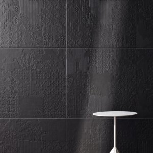 Baño con suelo y pared en Déchirer de Mutina