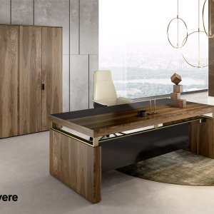 Mueble auxiliar chapado en madera natural junto a un Libra de Della Rovere