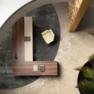Cajonera I Rovereschi con tiradores de cuero acolchado y placa color latón