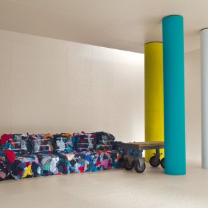 Recepcion con pared Folded en extra white