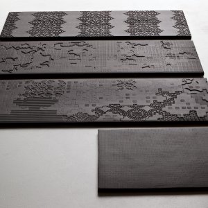 Bas-Relief Nero con claroscuro profundo