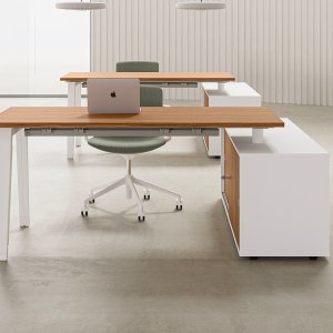Escritorio operativo E-Place de DVO Office sobre caballete blanco