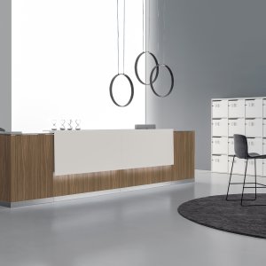 Mostrador de recepción Qubo de DVO Office en roble natural con sobre blanco