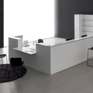 Zócalo de aluminio anodizado bajo un mostrador de recepción Qubo