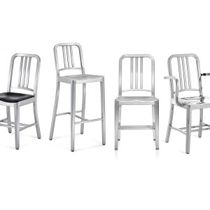 Sillas de diseño Navy 1006 de Emeco en aluminio cepillado en la terraza de un restaurante