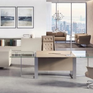 El basamento peltre cuarzo de Estel bajo la Sit and Stand con mueble de servicio