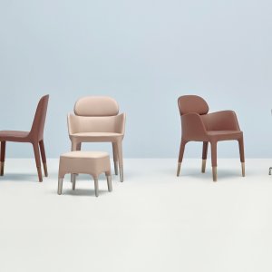 Silla Ester 691, 48 cm de ancho, en una sala de reuniones