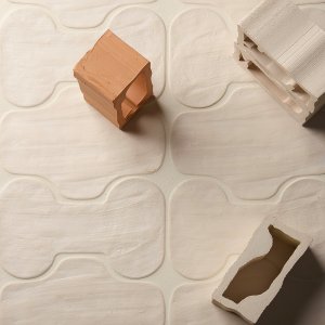 Plain Tiles Sand Matt 30×30 de Faces & Figures en el suelo de un pasillo
