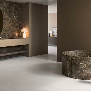 Grifería de diseño Flora en Brushed Steel Look sobre una encimera de mármol gris