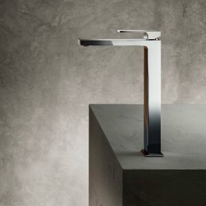 Rociador Acquafit y termostático Mint de Fantini vistos de frente en la ducha