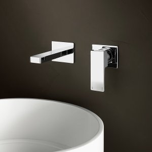 Baño ejecutivo con grifería de diseño Mint de Fantini en el lavabo