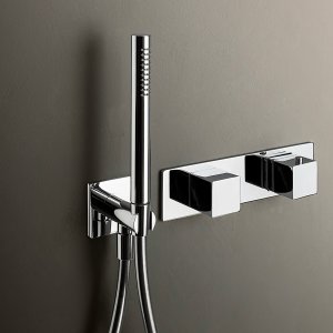 Mint mural de Fantini en Matt Gun Metal con rosetones sobre el lavabo